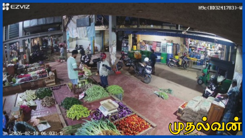 மருதனார்மடம் சந்தையில் துப்பாக்கிகளுடன் மர்ம நபர்; சிசிடிவியில் பதிவான காட்சி