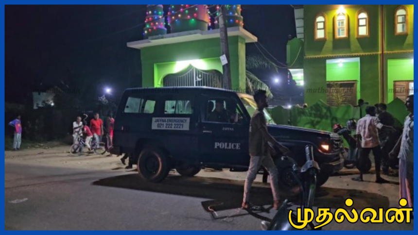 யாழ் பள்ளிவாசலில் தொழுகை நேரத்தில் பரபரப்பு – வாளுடன் இளைஞனை துரத்திய நபர்