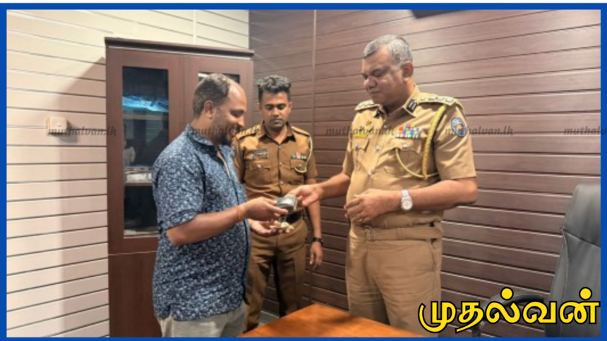 பொலிஸ் அதிகாரியின் நேர்மை – தொலைந்த 30 ஆயிரம் ரூபா பணப்பை உரியவரிடம் ஒப்படைப்பு