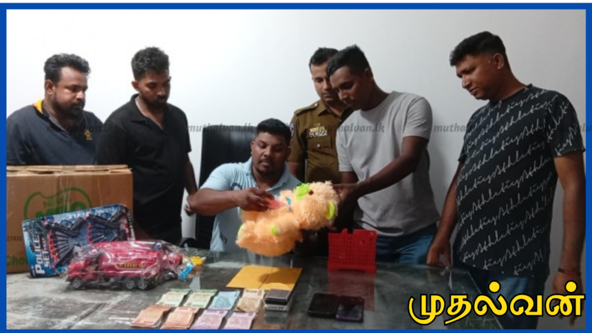 கொரியர் மூலம் வந்த பொம்மையில் ‘ஐஸ்’ போதைப்பொருள் – அம்பாறையில் அதிரடி கைது 1 கொரியர் மூலம் வந்த பொம்மையில் ‘ஐஸ்’ போதைப்பொருள் – அம்பாறையில் அதிரடி கைது